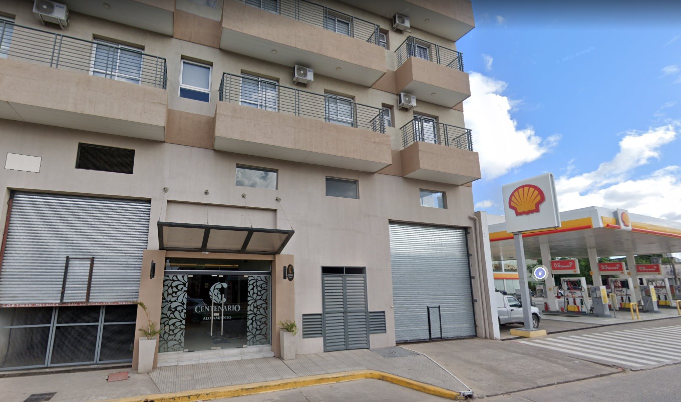 Comodidad Integral: Exteriores y Servicio Shell en Nuestro Hotel